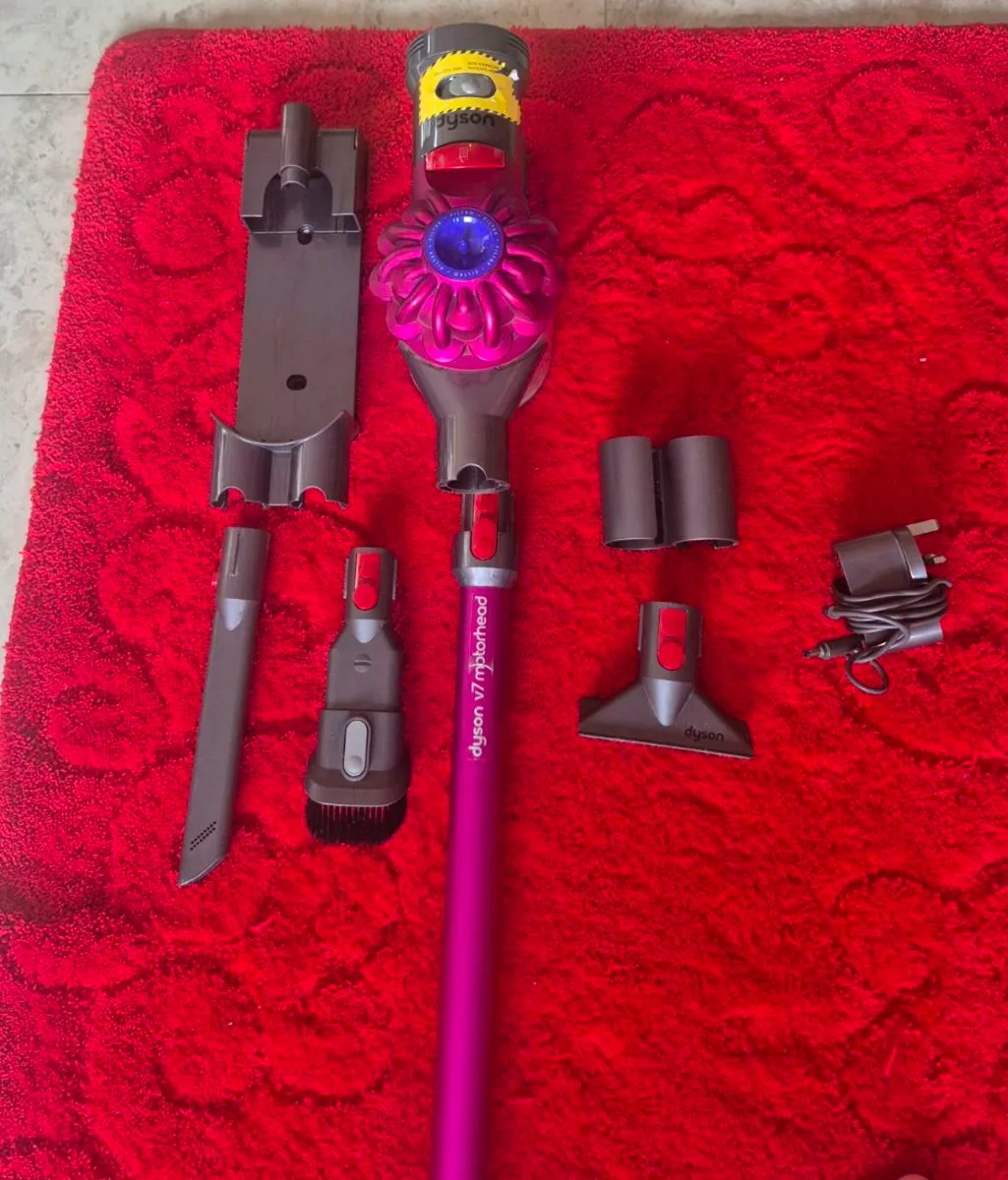 CORDLESS DYSON V7 VACUUM  VERY GOOD POWER AND VERY - Image 3