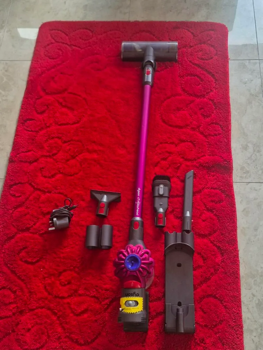 CORDLESS DYSON V7 VACUUM  VERY GOOD POWER AND VERY - Image 4