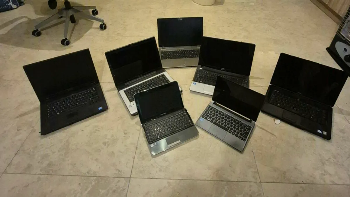 JOB LOT OF 7 LAPTOPS DON'T KNOW IF THEY'RE WORKING - Image 1