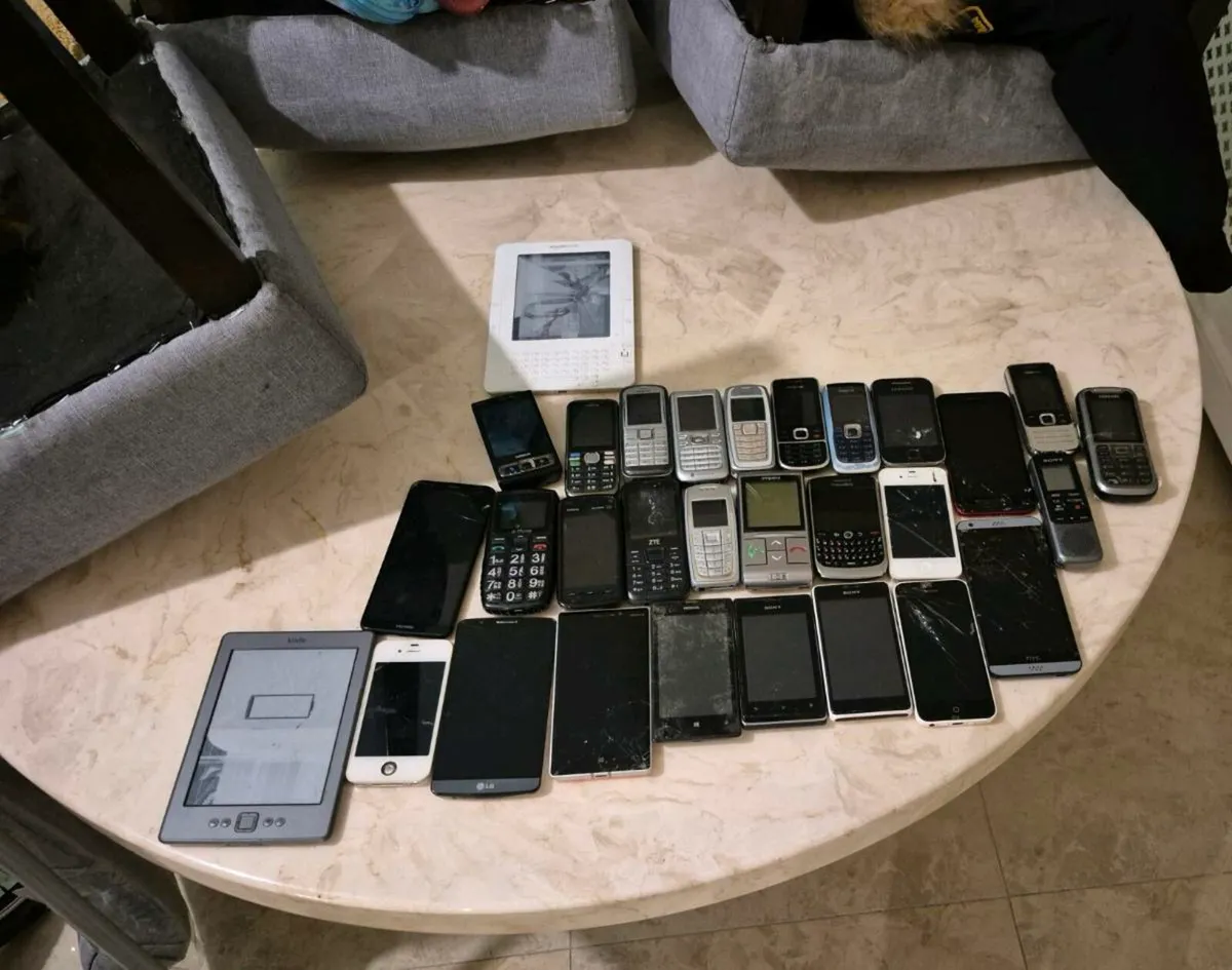 JOB LOT OF 29 PHONES DON'T KNOW IF THEY'RE WORKING - Image 1