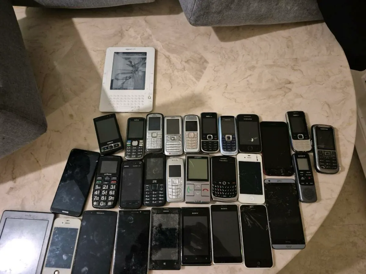 JOB LOT OF 29 PHONES DON'T KNOW IF THEY'RE WORKING - Image 3
