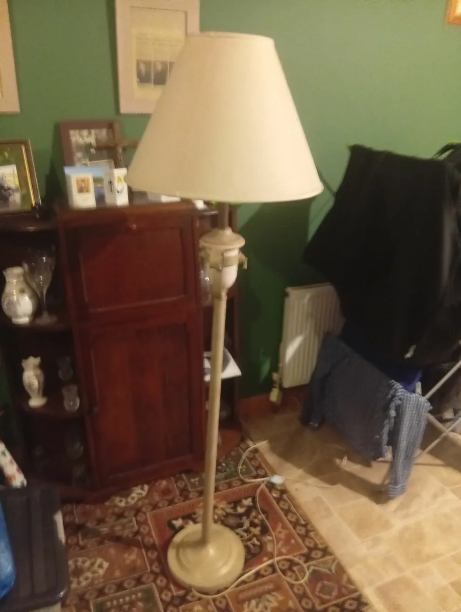 Standard lamp with shade - Image 1