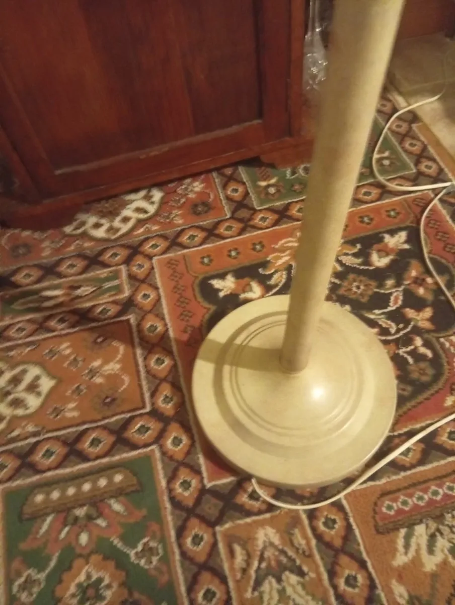 Standard lamp with shade - Image 2