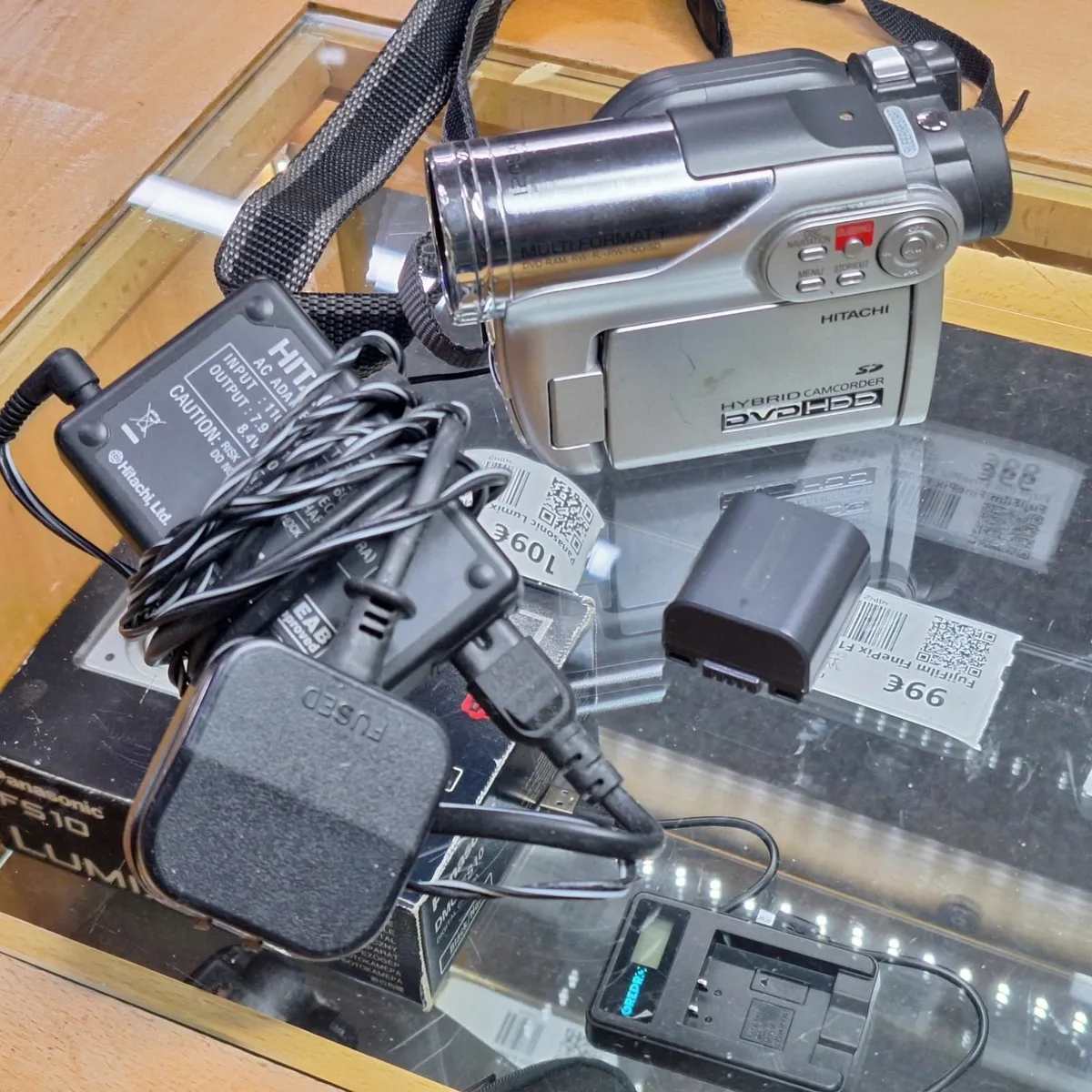 Hitachi DZ-HS300E Camcorder DVD HDD Handheld Video - Image 2