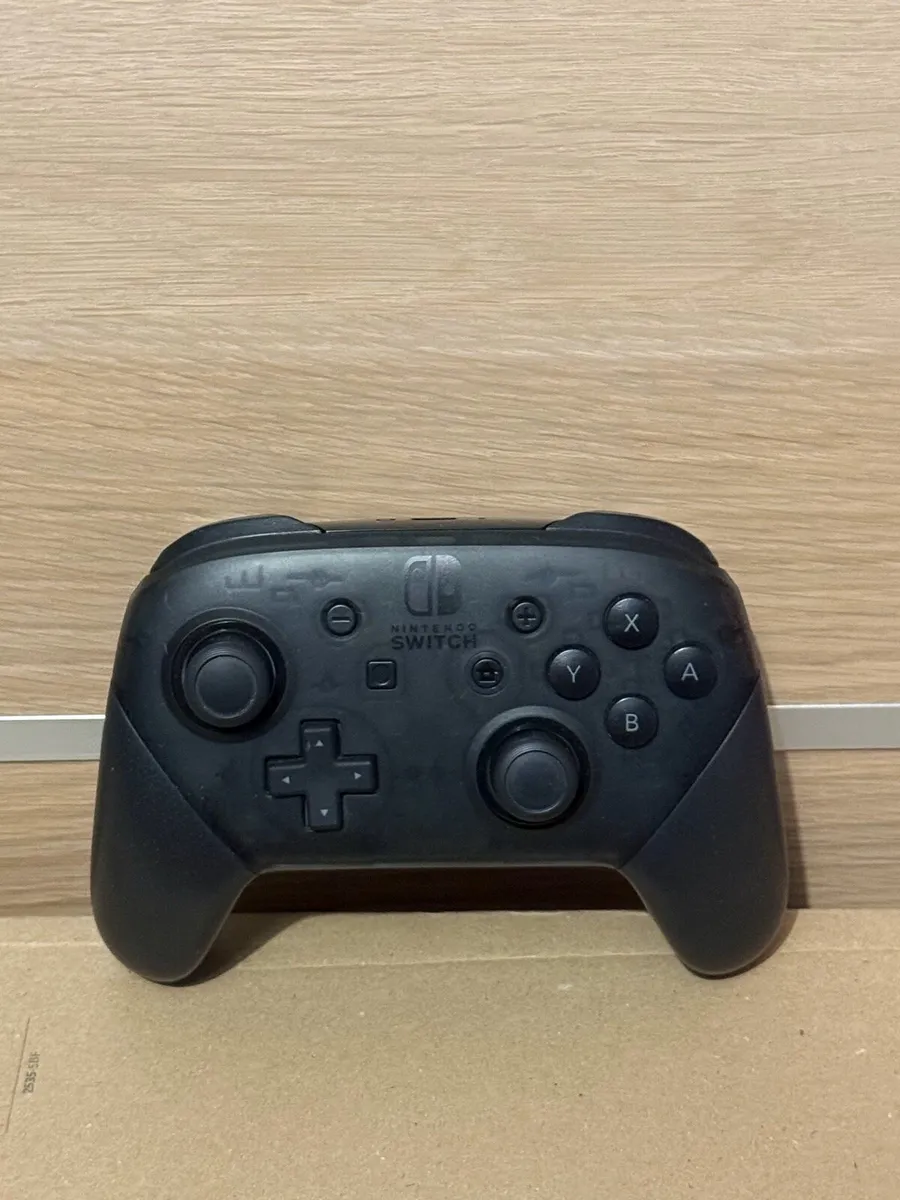 Nintendo Switch Pro Controller - Image 2