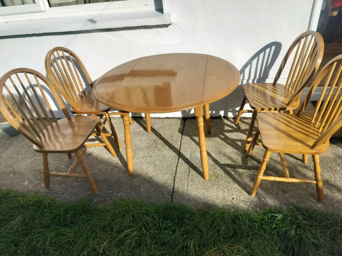 Table + 4 chairs