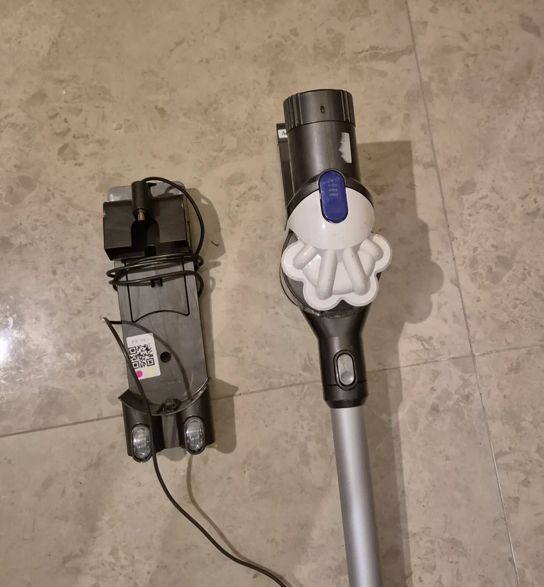 CORDLESS DYSON VACUUM  VERY GOOD POWER AND VERY GO - Image 2
