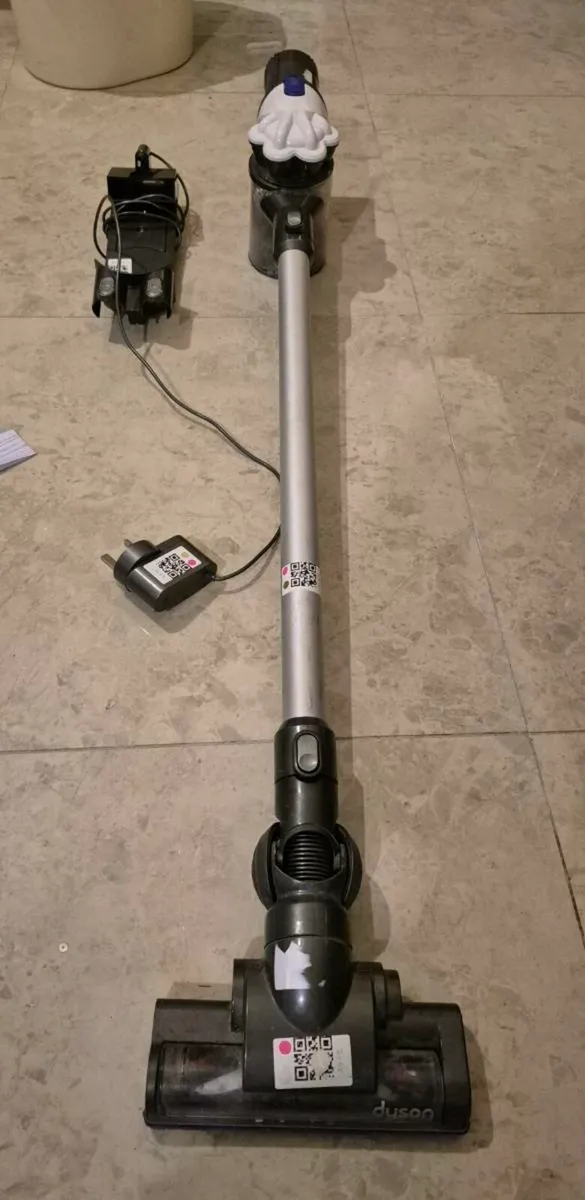 CORDLESS DYSON VACUUM  VERY GOOD POWER AND VERY GO - Image 3