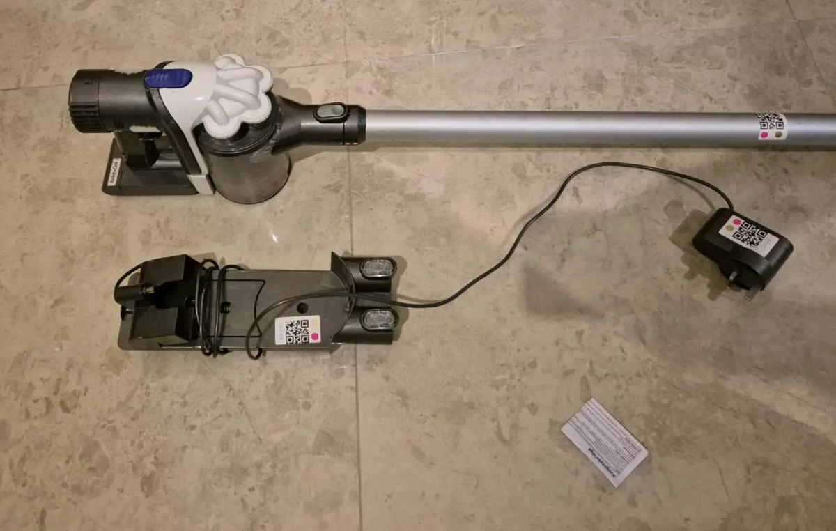 CORDLESS DYSON VACUUM  VERY GOOD POWER AND VERY GO - Image 1