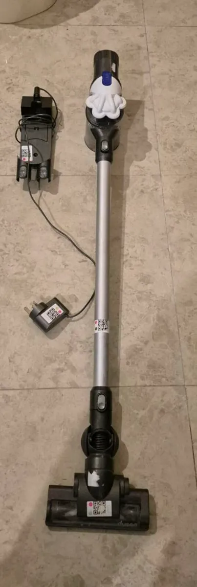 CORDLESS DYSON VACUUM  VERY GOOD POWER AND VERY GO - Image 3