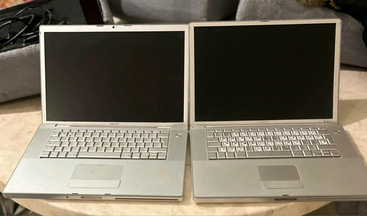 2 APPLE LAPTOPS HAVE NO CHARGES WITH THEM ON TESTE - Image 1