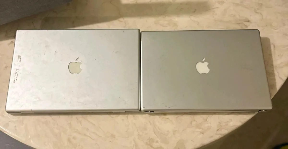 2 APPLE LAPTOPS HAVE NO CHARGES WITH THEM ON TESTE - Image 2