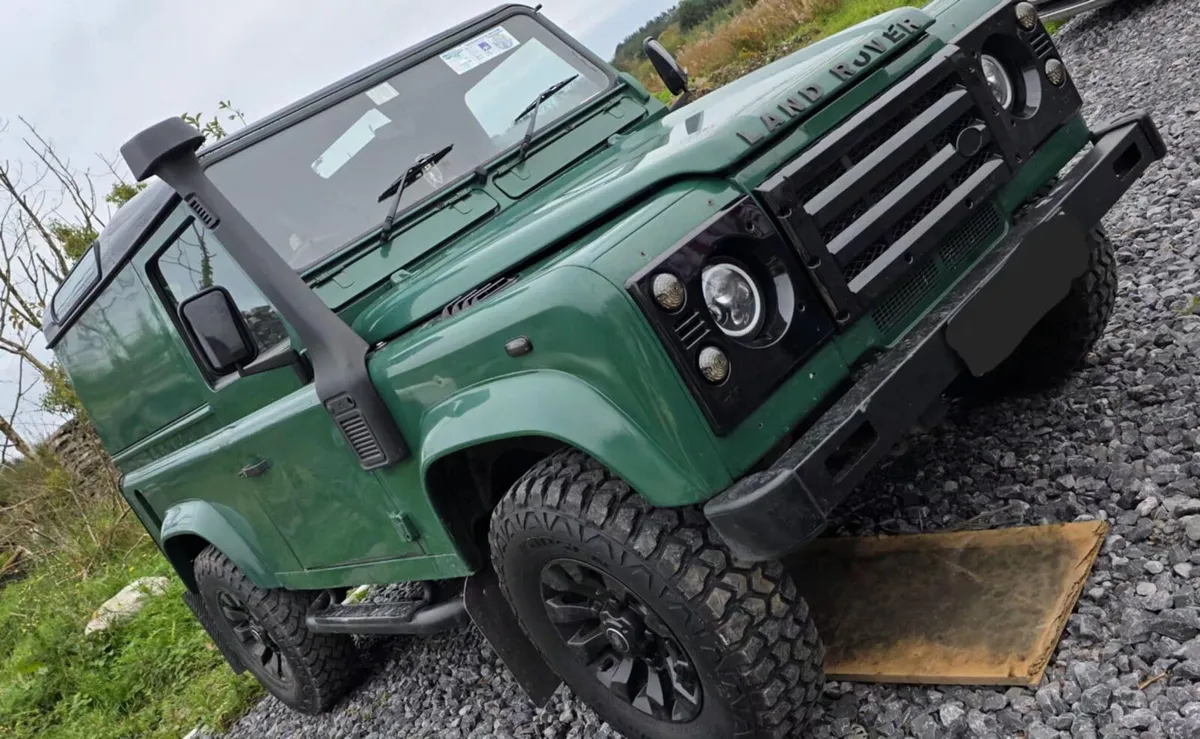 Land rover defender - Image 2