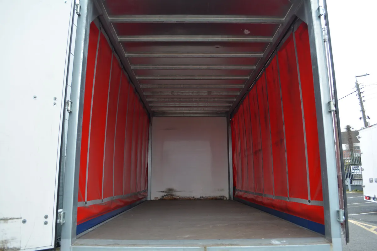 Mitsubishi Fuso 7.5T GVW Curtain VERY LOW Km - Image 2