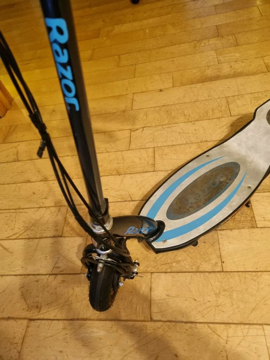 Razor E100 Electric Scooter - Image 3