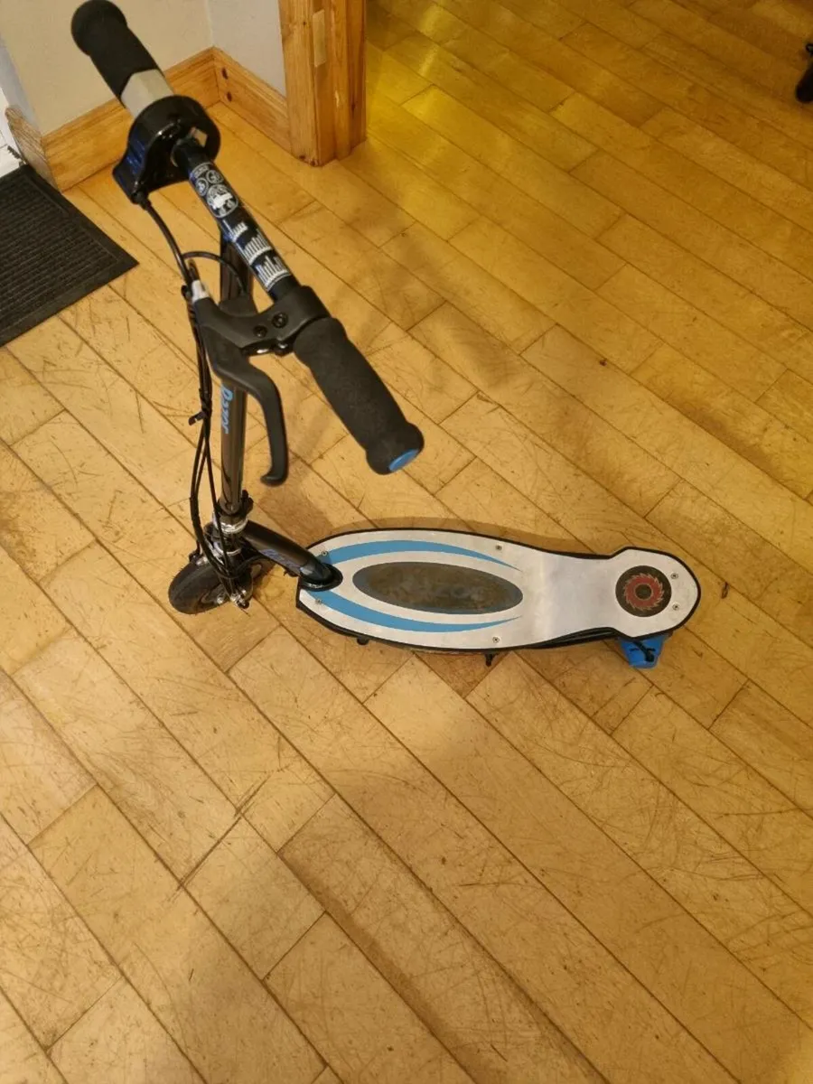 Razor E100 Electric Scooter - Image 4