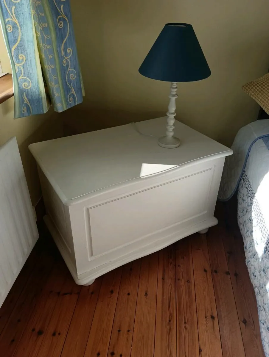 White storage box 2 lockers,2 lamps 50 lot - Image 1