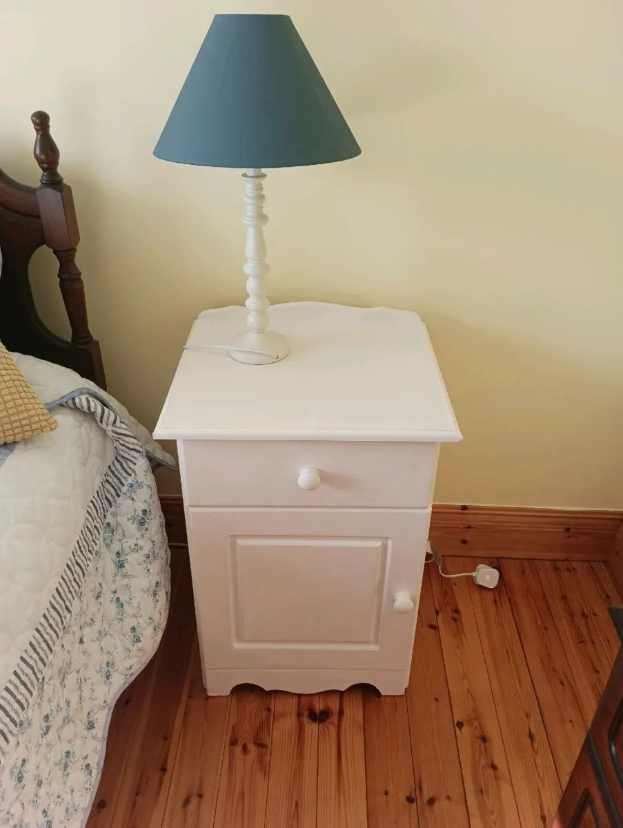 White storage box 2 lockers,2 lamps 50 lot - Image 2