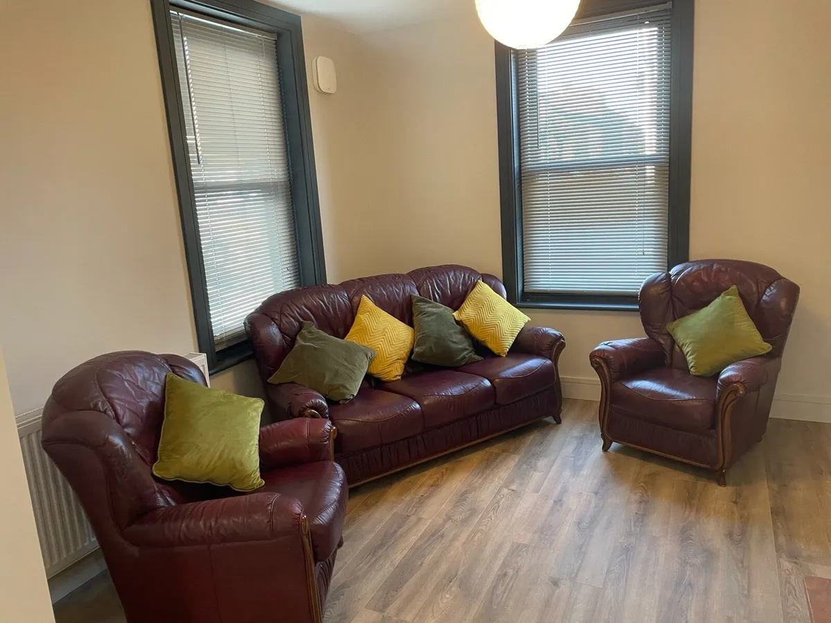 3 piece leather sofa suite - Image 1