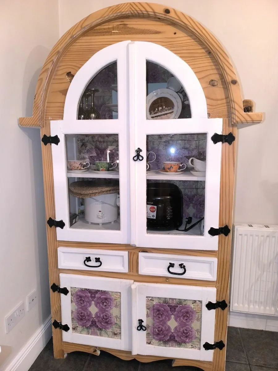 Gorgeous bespoke kitchen dresser