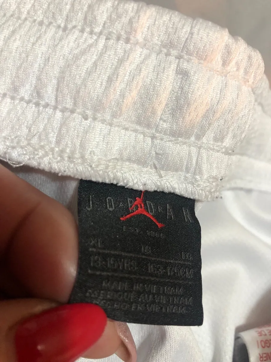 Boys Jordan shorts age 13/15 €10 - Image 3