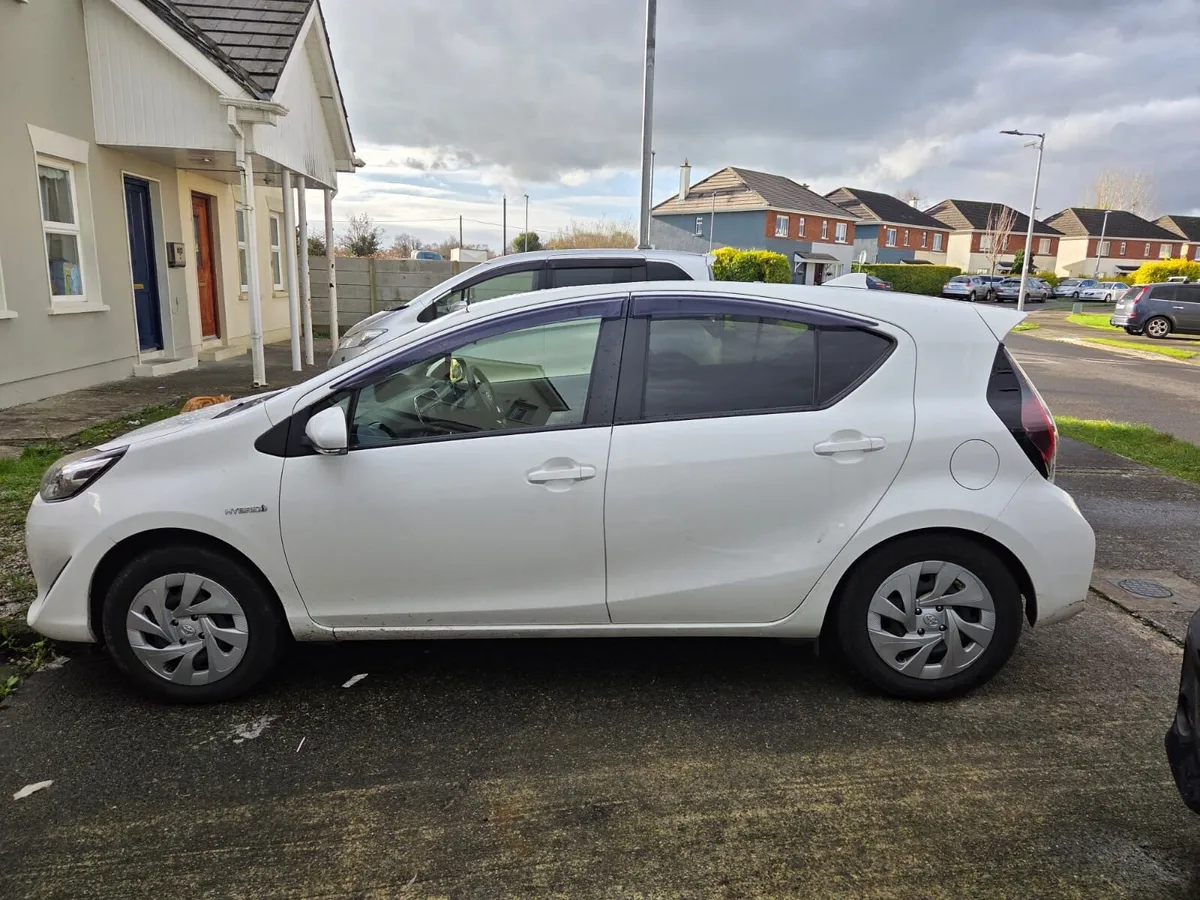 TOYOTA AQUA Hybrid 1.5 Automatic - Image 4