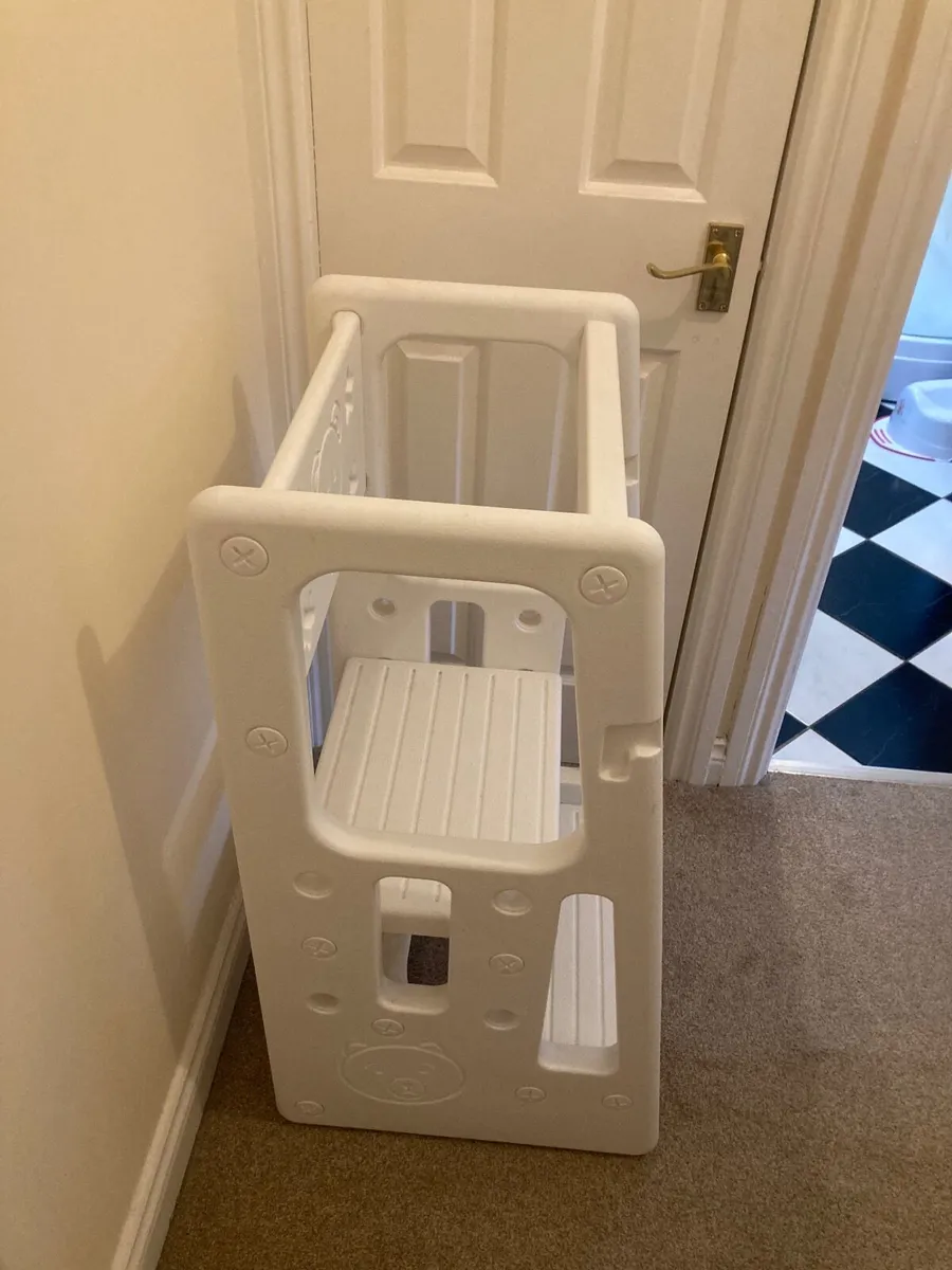 Homcom kids step stool/ kitchen tower - Image 4