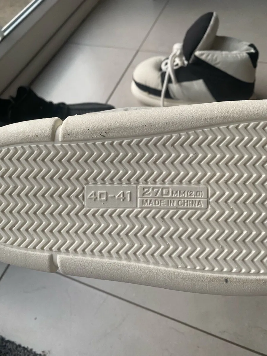 Fake Yezzy boys size 5/6. Trainer slippers. - Image 4