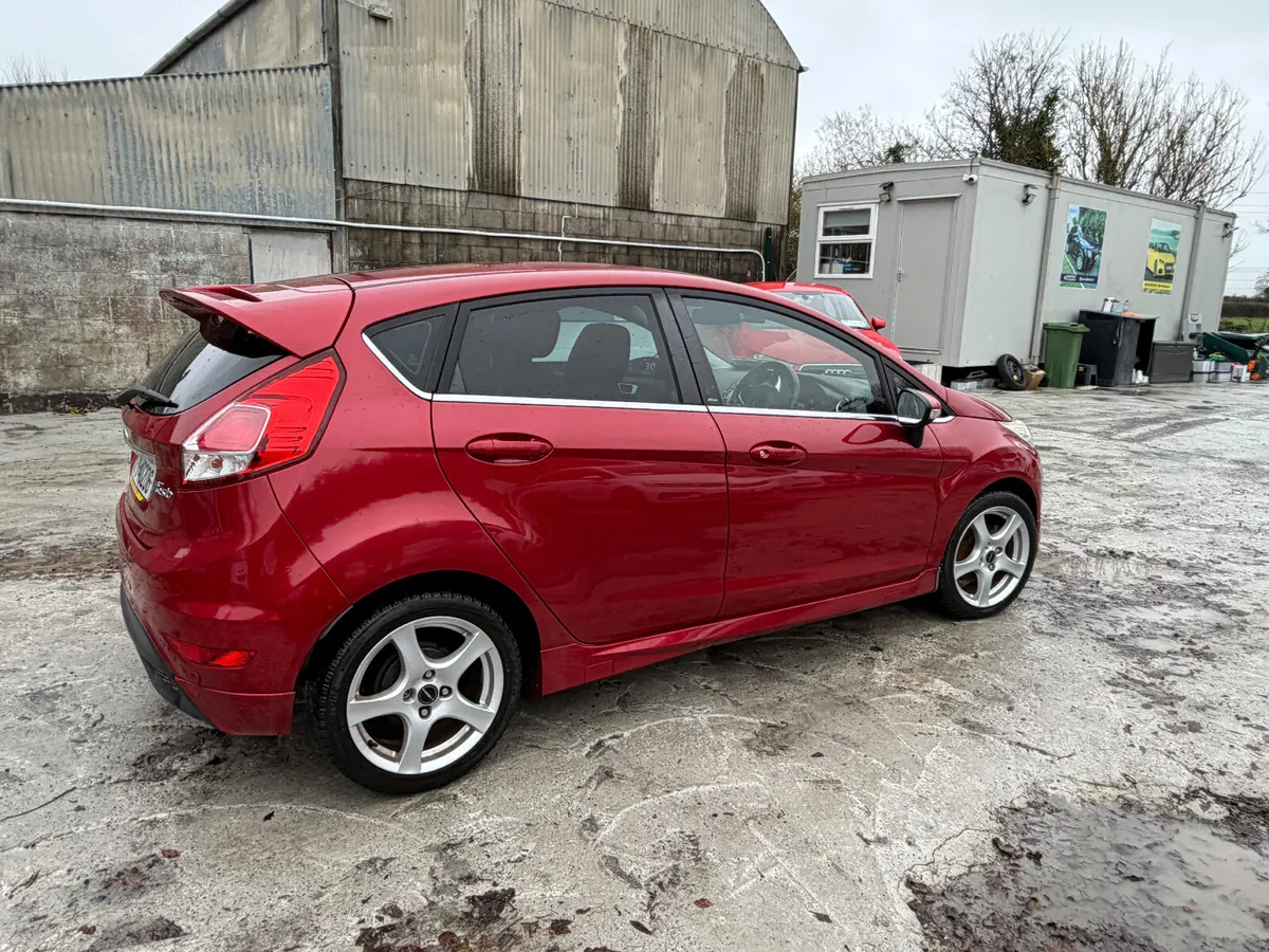 Ford Fiesta 2016 Leather Edition - Image 4