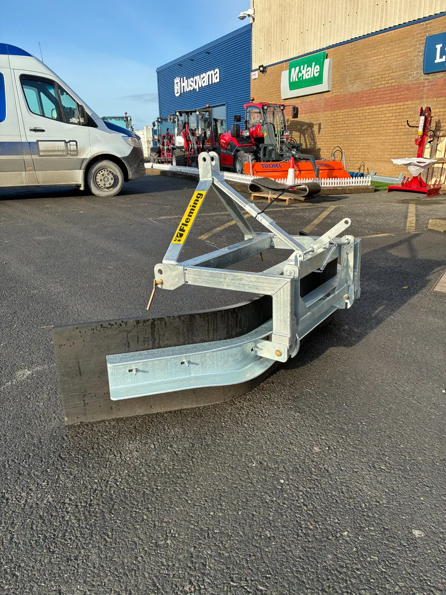 Fleming Rubber Yard Scraper - Image 3