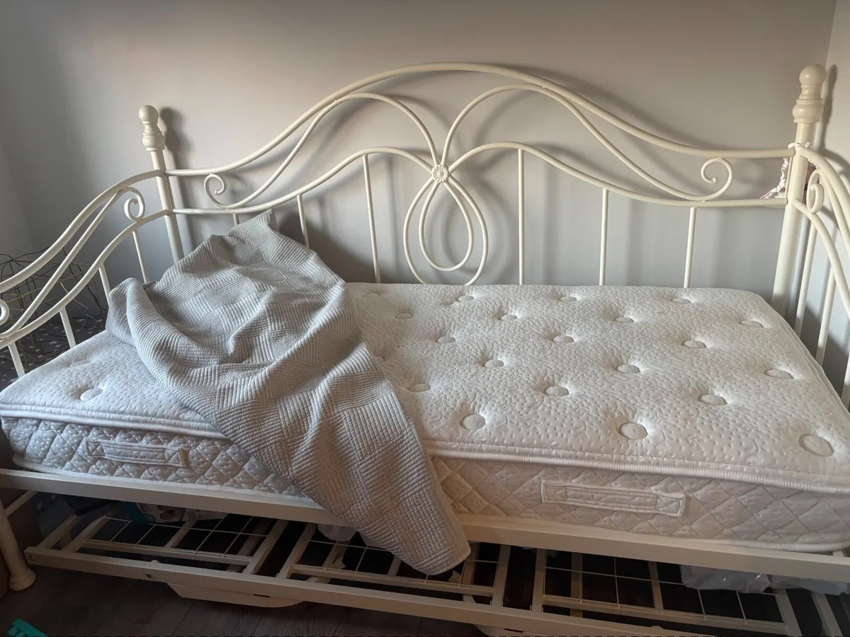 Trundle bed frame
