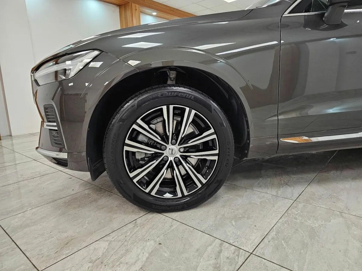 Volvo XC60 B4 INSCRIPTION // PANORMAIC ROOF - Image 4