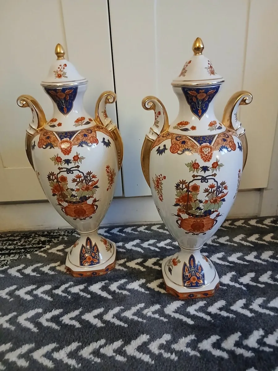 Beautiful Vintage Japanese Trophy Urns. - Image 1