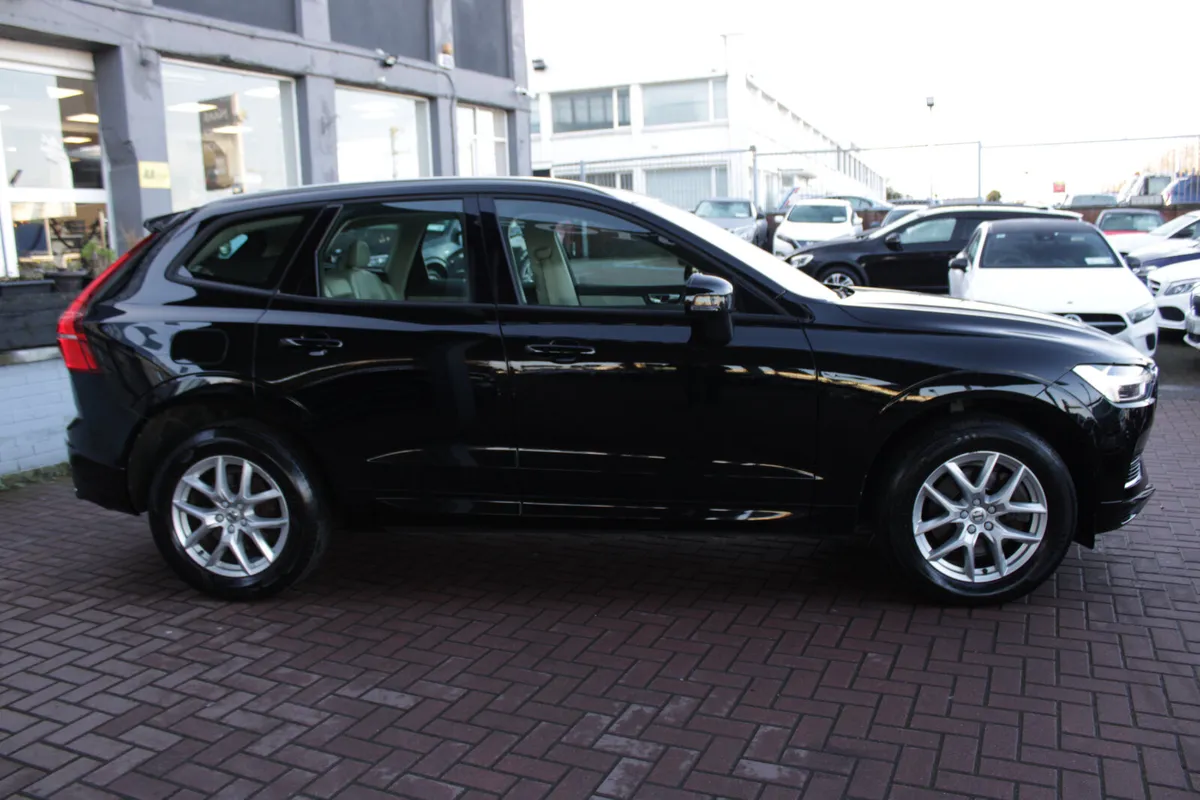 T8 PHEV MOMENTUM  5DR ESTATE AUTO // PLUG IN HYBRI - Image 3