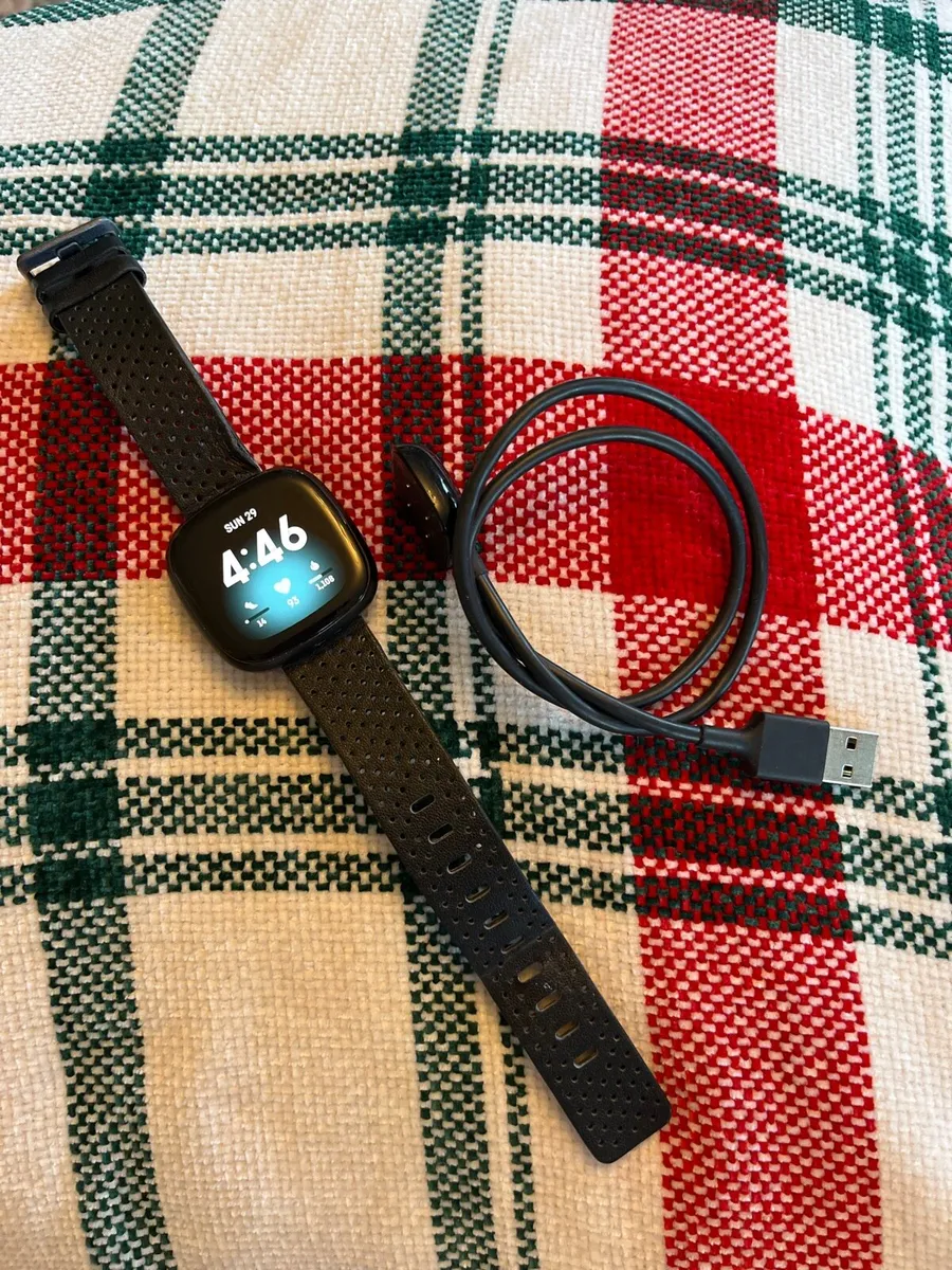 Fitbit Verso 3 Health and Fitness Smart Watch . - Image 1