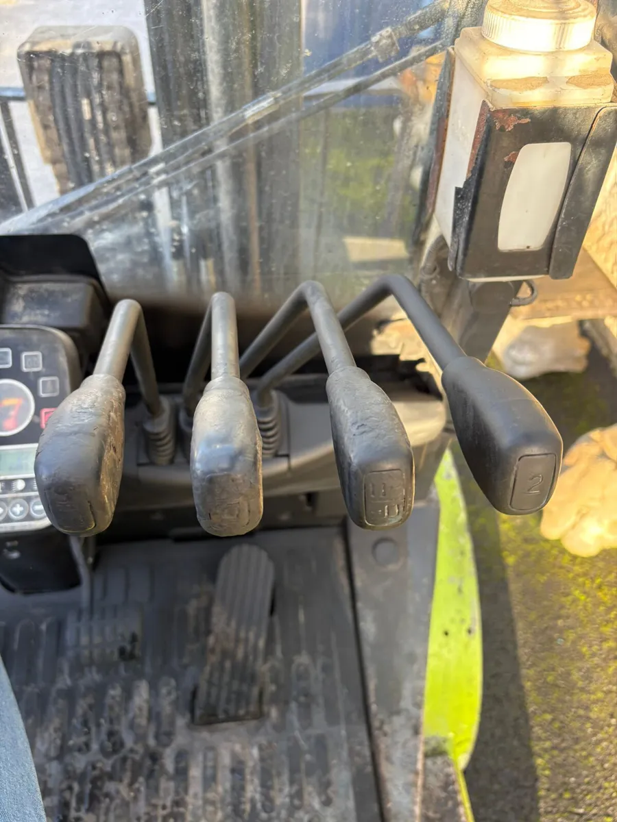 For Sale: 2.5 Ton Clark Forklift - Image 4
