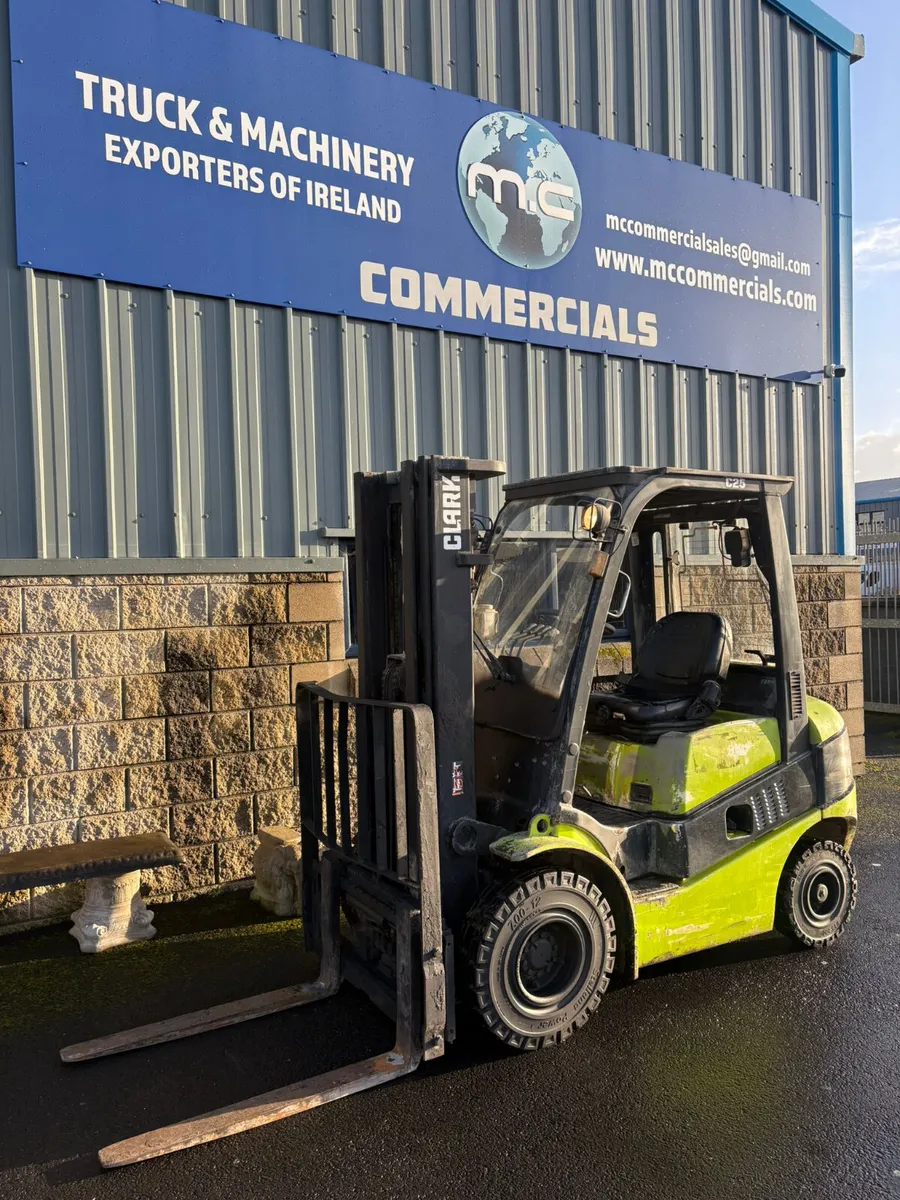 For Sale: 2.5 Ton Clark Forklift - Image 3