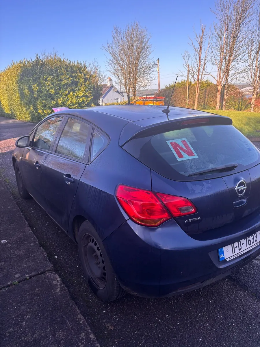 Opel Astra 2011 - Image 2