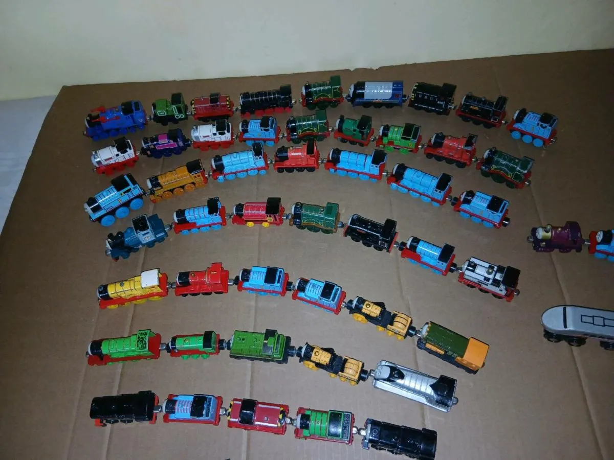 VINTAGE  MAGNETIC TRAINS - Image 2
