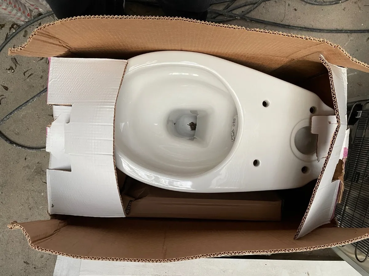 Rimless close coupled ‘Brand New’ Toilet - Image 2