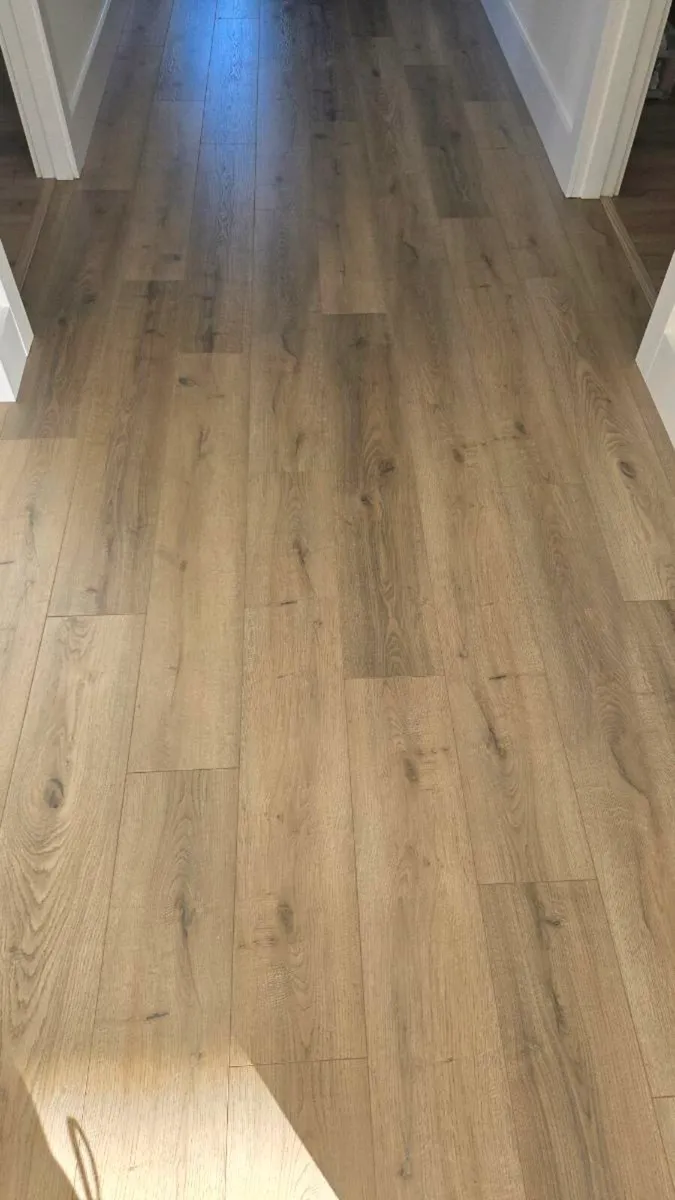 OAK colour Laminate Flooring AC5 - Image 1