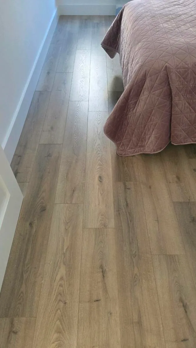 OAK colour Laminate Flooring AC5 - Image 2