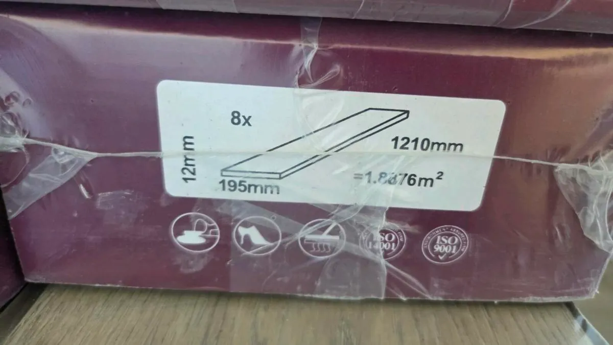 OAK colour Laminate Flooring AC5 - Image 3