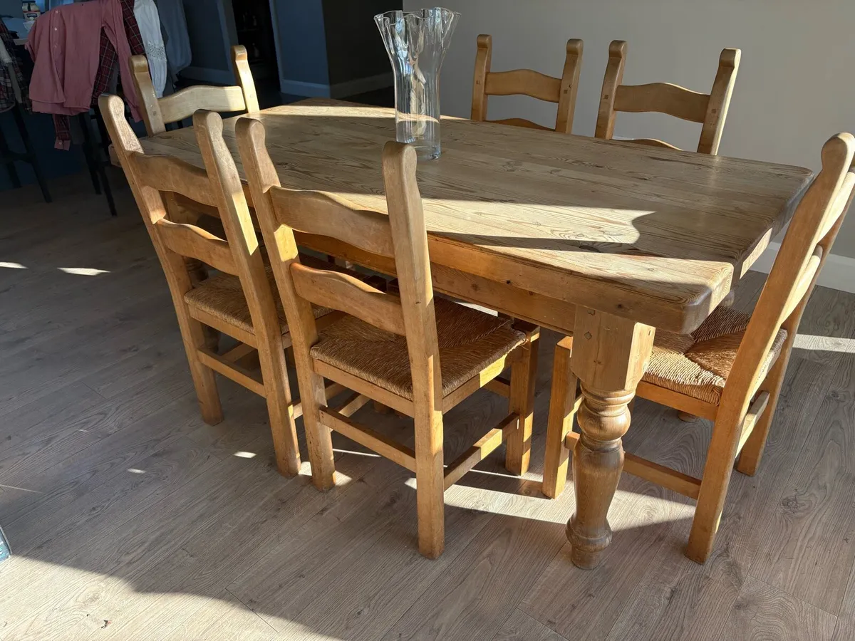 Table and 6 chairs - Image 1