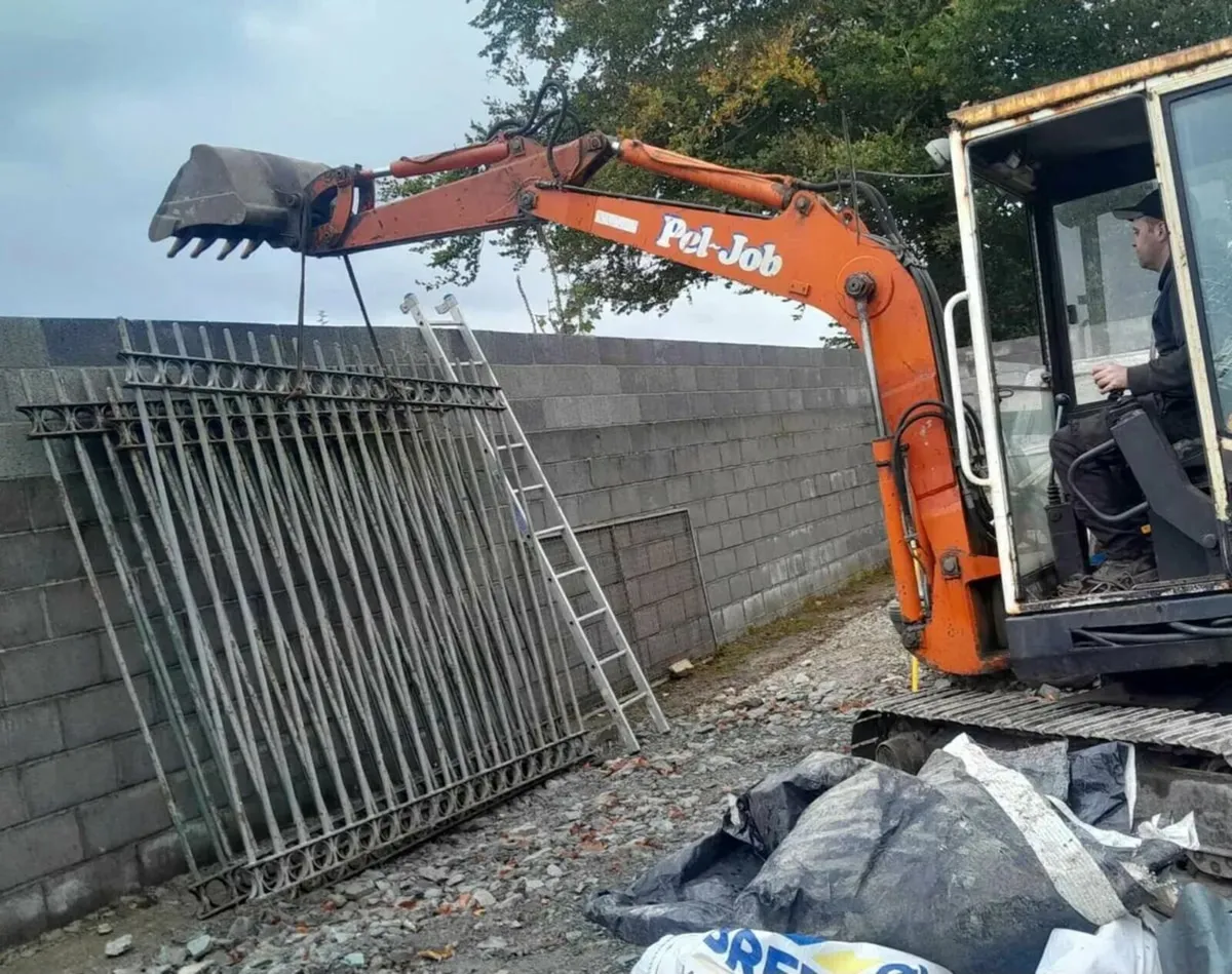 16ft wide gates, 9ft 9 high &170ft of railings - Image 3