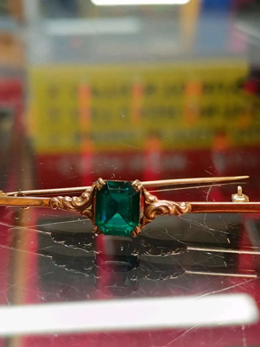 Vintage 9k Yellow Gold & Green Stone Brooch - Image 2