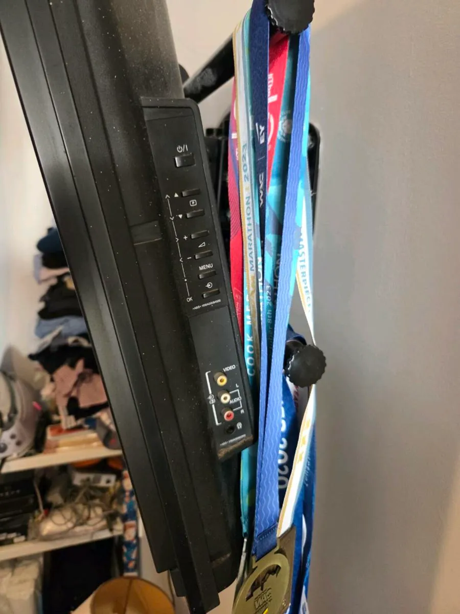 40 in Toshiba tv with wall bracket. - Image 3