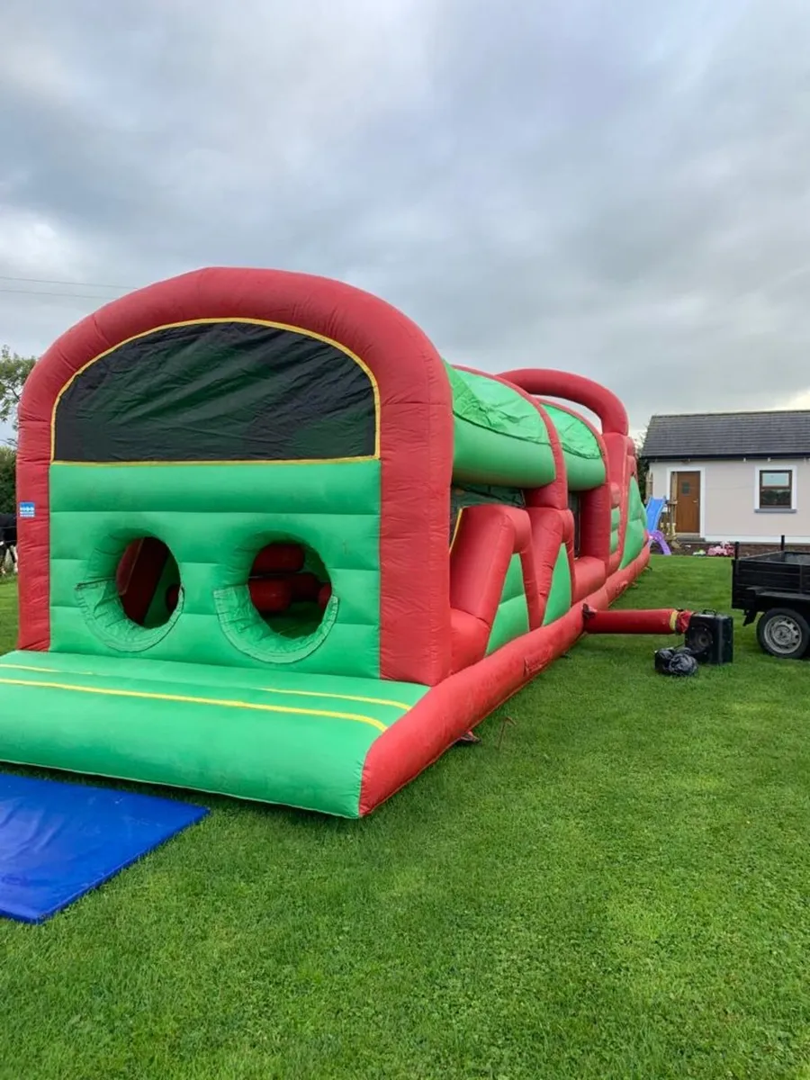 Bouncing castle obstacle course - Image 1