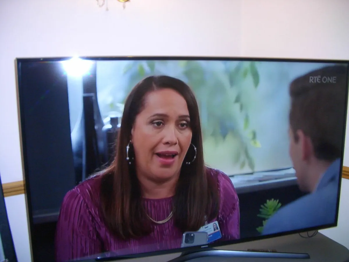 SAMSUNG 65" LED SMART TV - Image 2