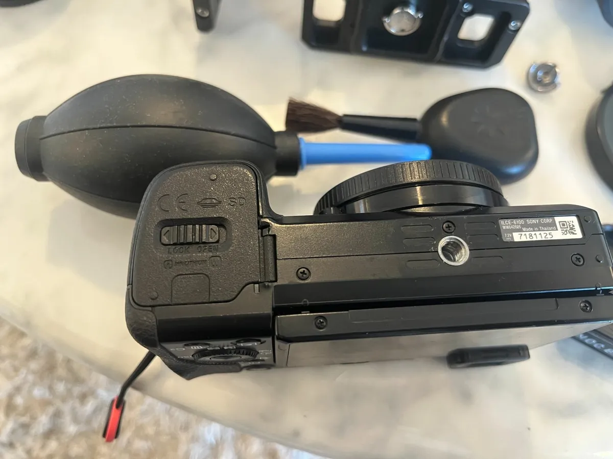 Sony A6100 Camera + lenses / complete kit - Image 2